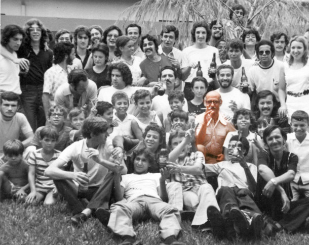 Teixeira Leite confraternizando com alunos